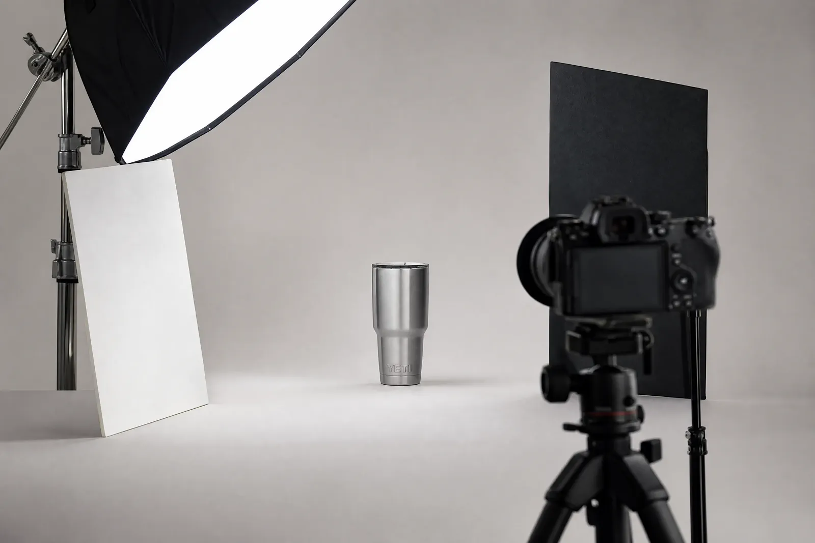 A YETI Rambler lighting setup recorded with a camera, diffused key light, fill card and black flag